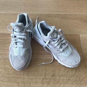 Nike Huarache Size 7.5 New Grey/Silver Croc effect